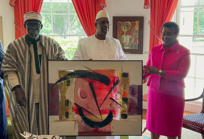 Visite historique du Président Macky Sall à la Barbade:  Invité spécial du chef de l'État, le grand artiste Zulu Mbaye offre un tableau à la Présidente de la Barbade