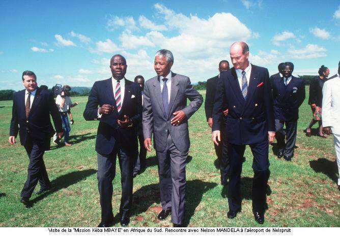 SOUVENIR : Kéba Mbaye en compagnie de Nelson Mandela lors de la visite de la "Mission Keba Mbaye" en Afrique Du Sud