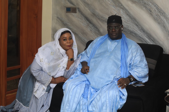 Grand Magal 2024: Serigne Bassirou Khadim Awa Ba et épouse en complicité avec leurs invités.