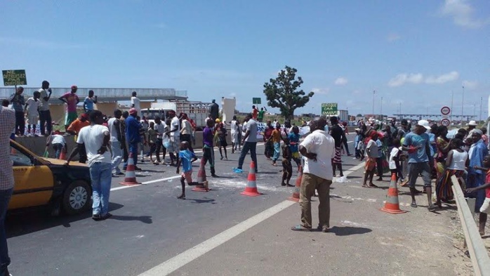 Retard sur la réparation de la passerelle : les populations de Rufisque manifestent et barrent l'autoroute à péage (IMAGES)