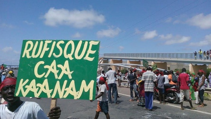 Retard sur la réparation de la passerelle : les populations de Rufisque manifestent et barrent l'autoroute à péage (IMAGES)