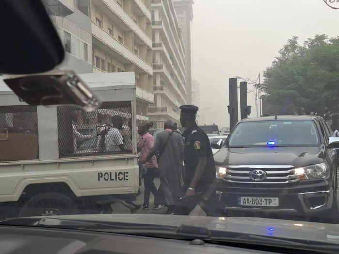 Urgent: le véhicule de Barthélémy Dias bloqué au niveau de la place de l'indépendance par des éléments de la police