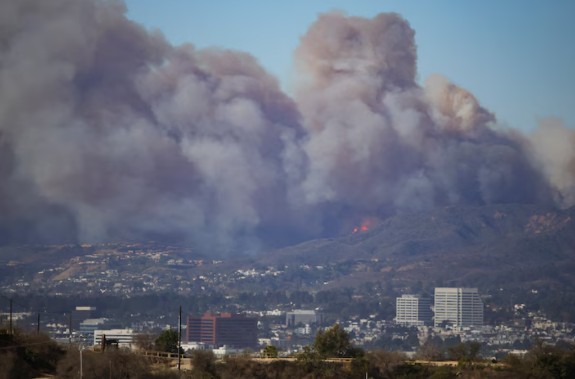 “Un danger mortel”: un impressionnant incendie menace Los Angeles