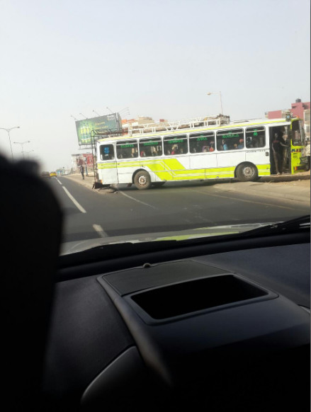 Route de l’Aéroport : Ce bus (Images) roule en sens inverse et bloque l’accès à l’échangeur de Ouest foire