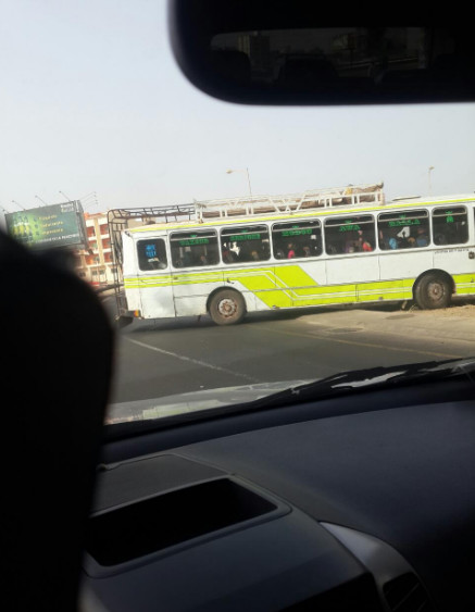 Route de l’Aéroport : Ce bus (Images) roule en sens inverse et bloque l’accès à l’échangeur de Ouest foire