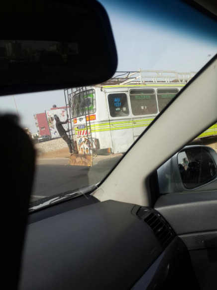 Route de l’Aéroport : Ce bus (Images) roule en sens inverse et bloque l’accès à l’échangeur de Ouest foire