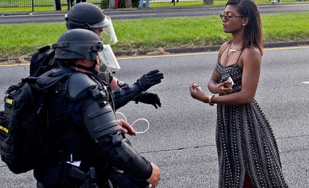 Elle s'appelle Leshia Evans, infirmière de 35 ans. Avec cette image prise hier lors d'une manifestation réprimée par la police à Bâton Rouge (USA), elle a fait un impact phénoménal