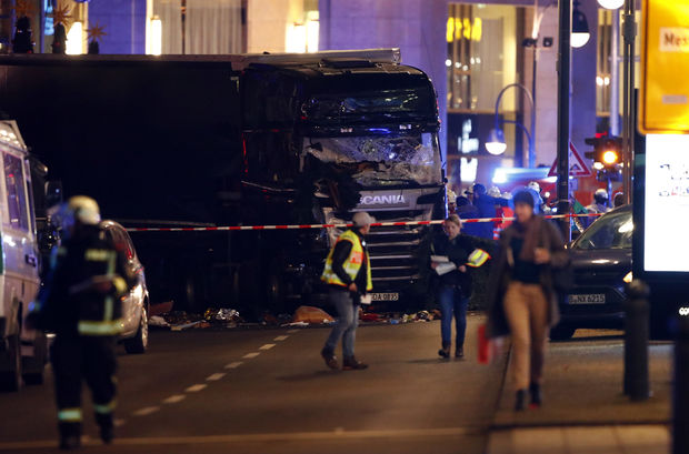 Berlin : un camion fonce sur un marché de Noël, au moins neuf morts