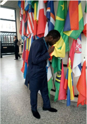 Amour de la Patrie : Quand Babacar Ba du Forum du Justiciable s’incline devant le drapeau national