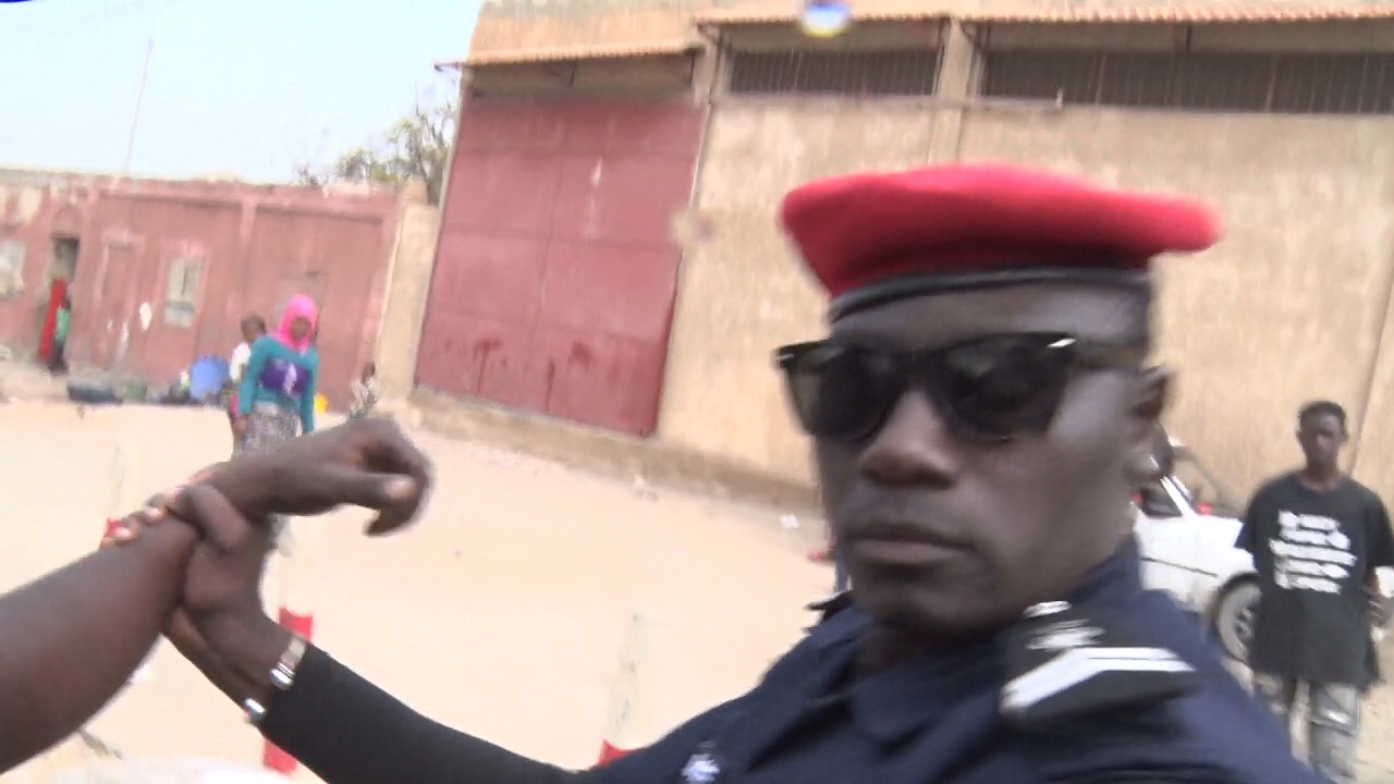 Procès de Khalifa Sall : Les reporters de Dakaractu sauvagement agressés par la police (film)