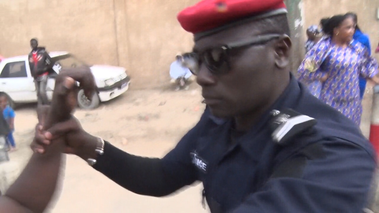 Procès de Khalifa Sall : Les reporters de Dakaractu sauvagement agressés par la police (film)