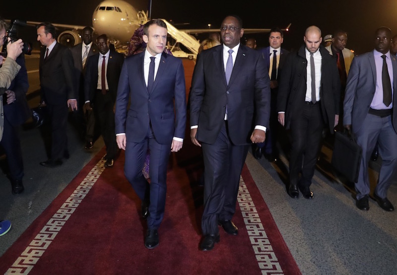 Insolite / Visite de Macron : Des drapeaux rouges tapissent le mur de la base militaire de Mermoz