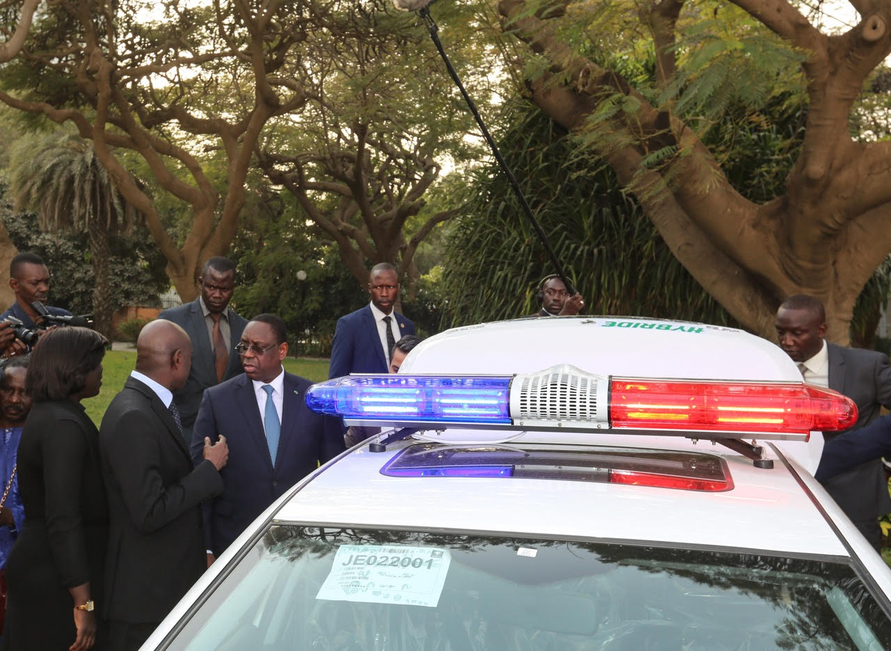 SÉNÉGAL : La police et les sapeurs-pompiers équipés en voitures de patrouille et d'ambulances médicalisées (IMAGES)