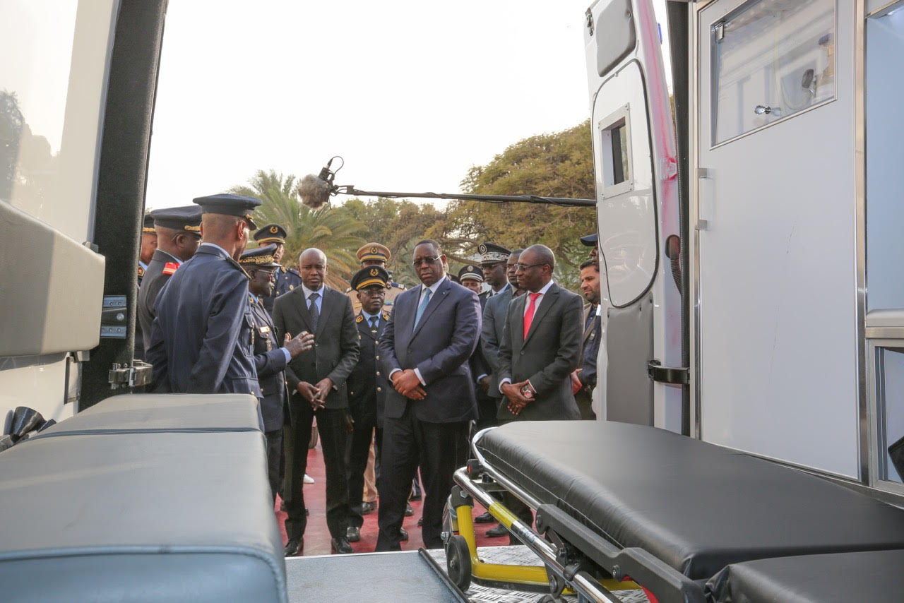 SÉNÉGAL : La police et les sapeurs-pompiers équipés en voitures de patrouille et d'ambulances médicalisées (IMAGES)