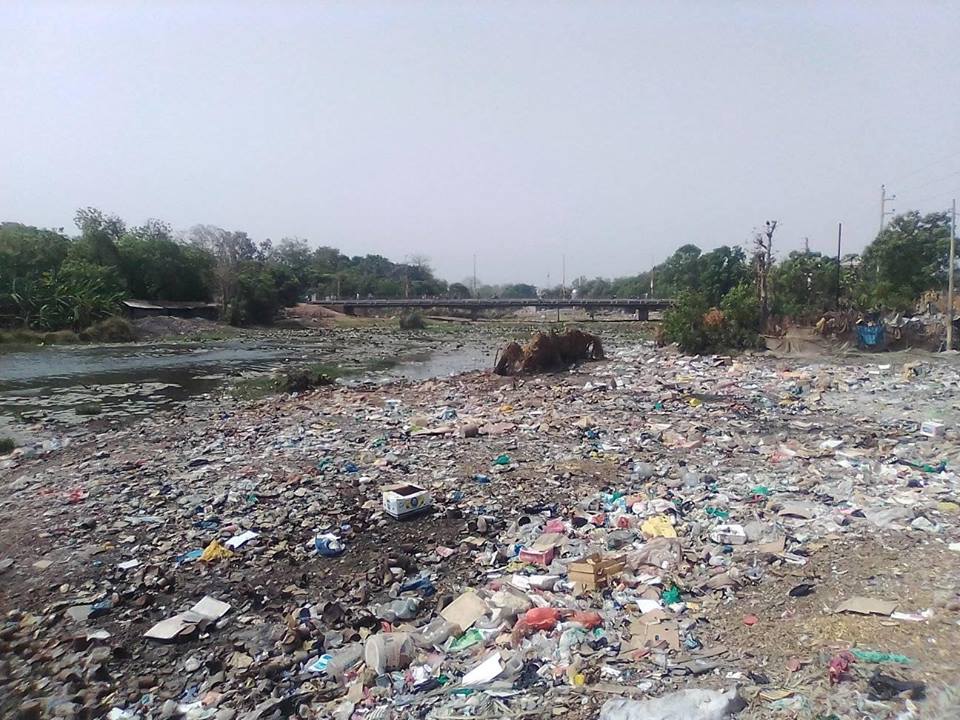 KOLDA : Le fleuve Casamance devenu un véritable dépotoir d’ordures.