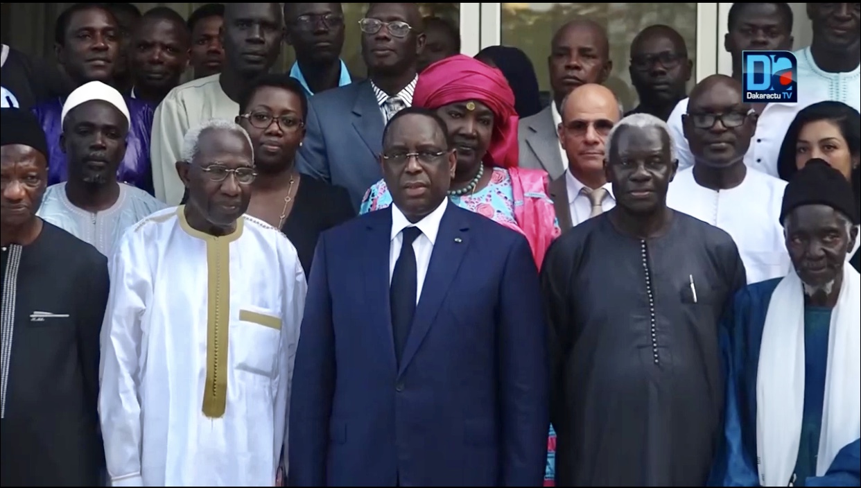 Histoire Générale du Sénégal : Le Pr Iba Der Thiam remet au PR les 5 premiers volumes produits