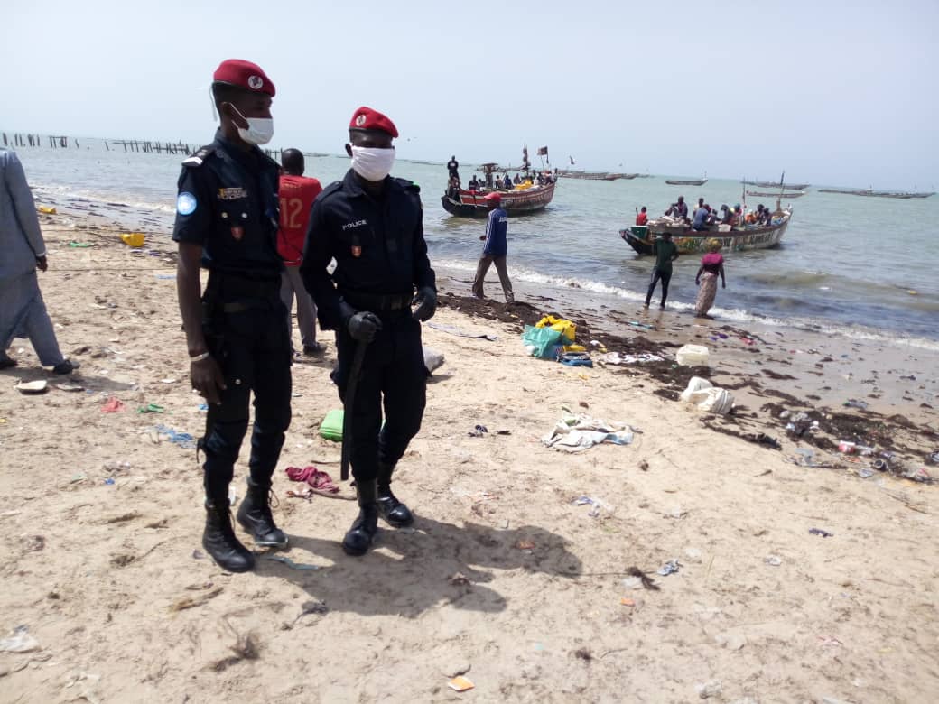 Urgent : Une pirogue bondée de passagers débarque au quai de pêche de Mbour.