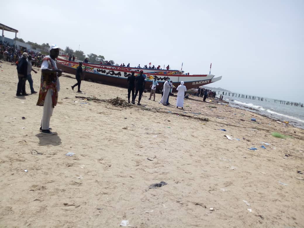 Urgent : Une pirogue bondée de passagers débarque au quai de pêche de Mbour.