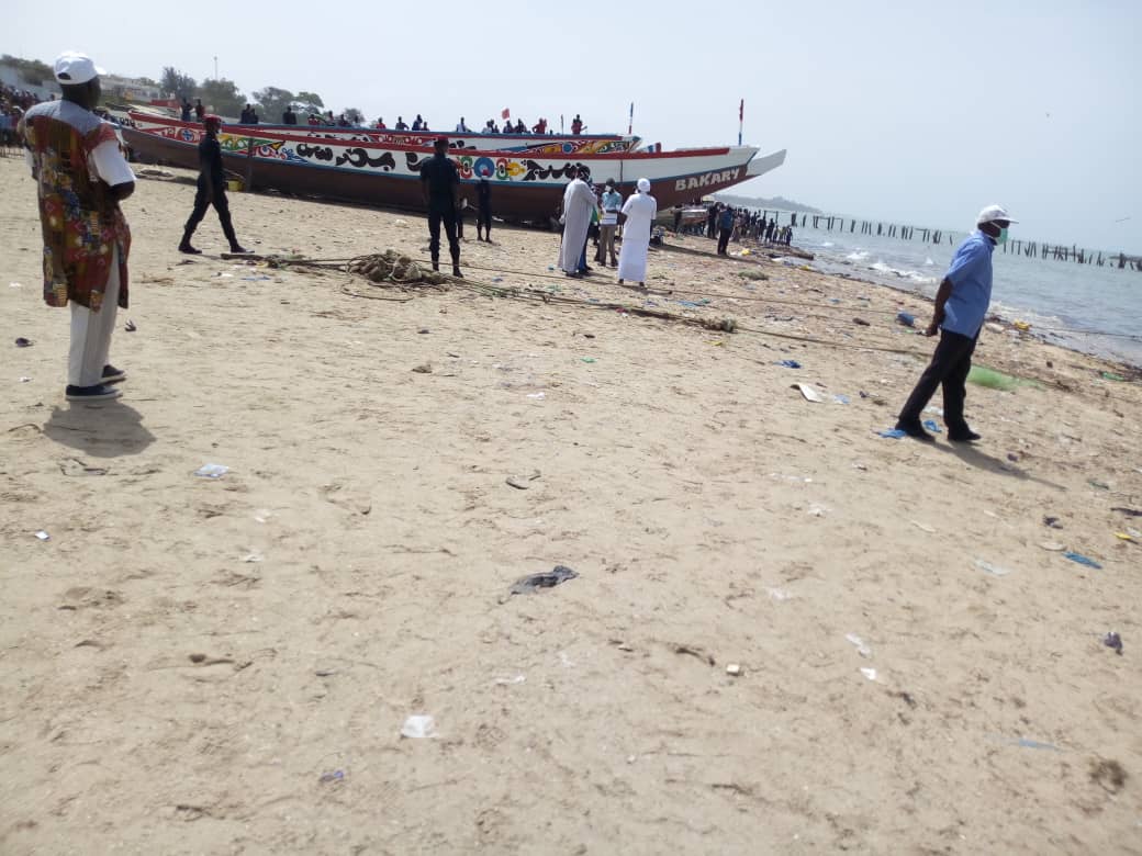 Urgent : Une pirogue bondée de passagers débarque au quai de pêche de Mbour.