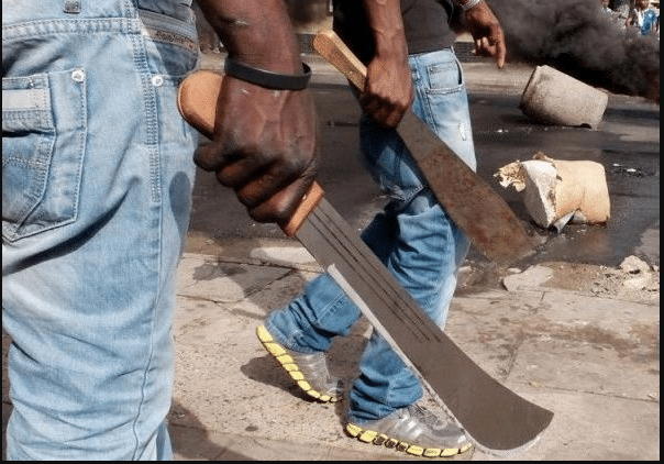 Agression en plein jour à Koungheul : Un vendeur de "dibi" (viande grillée) attaqué par des individus armés de machettes.