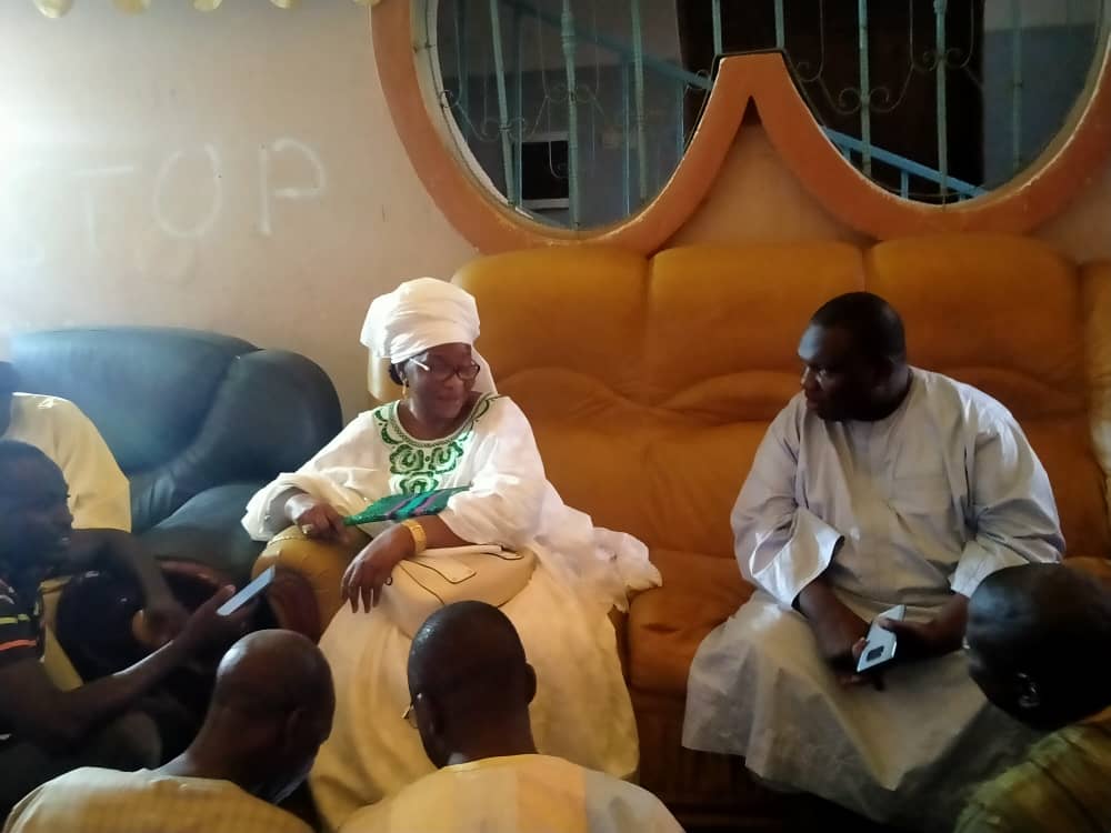 (IMAGES - BAMBEY) : El Hadj Dia conduit une délégation de l'Apr chez Aïda Mbodj pour présenter ses condoléances.