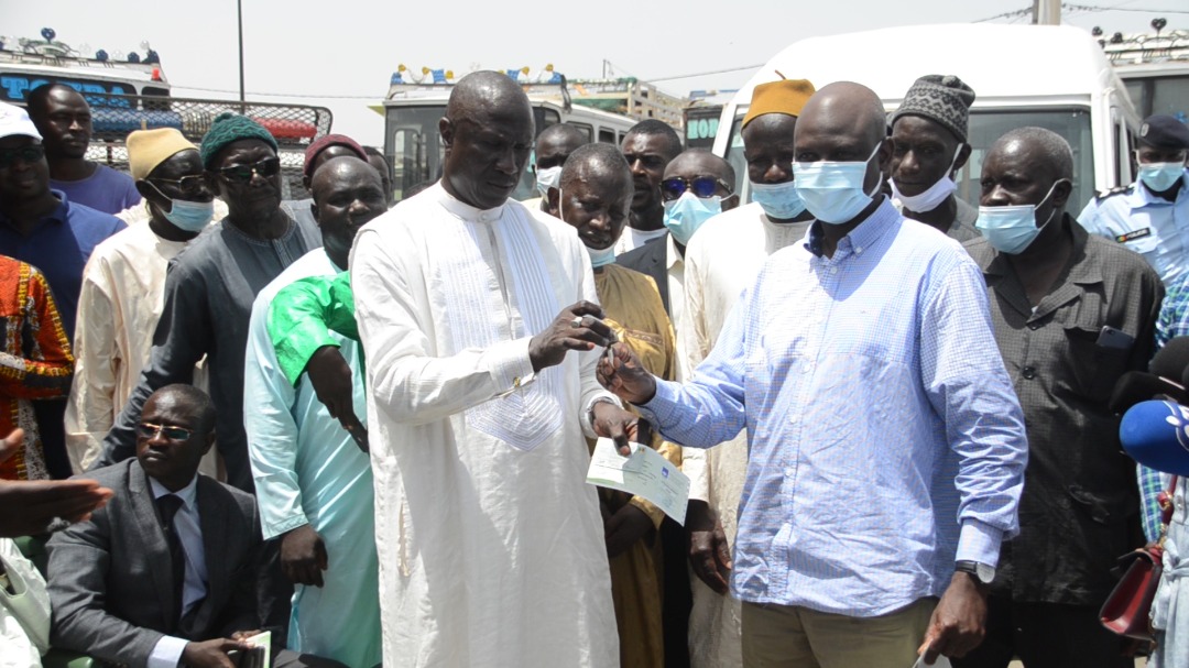 Modernisation du transport inter-urbain : Le ministre Mansour Faye lance la mise en circulation entre Dakar et Saint-Louis de 25 mini-cars climatisés.