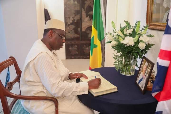 Décès de la reine Élisabeth : Macky Sall a signé le registre de condoléances. 