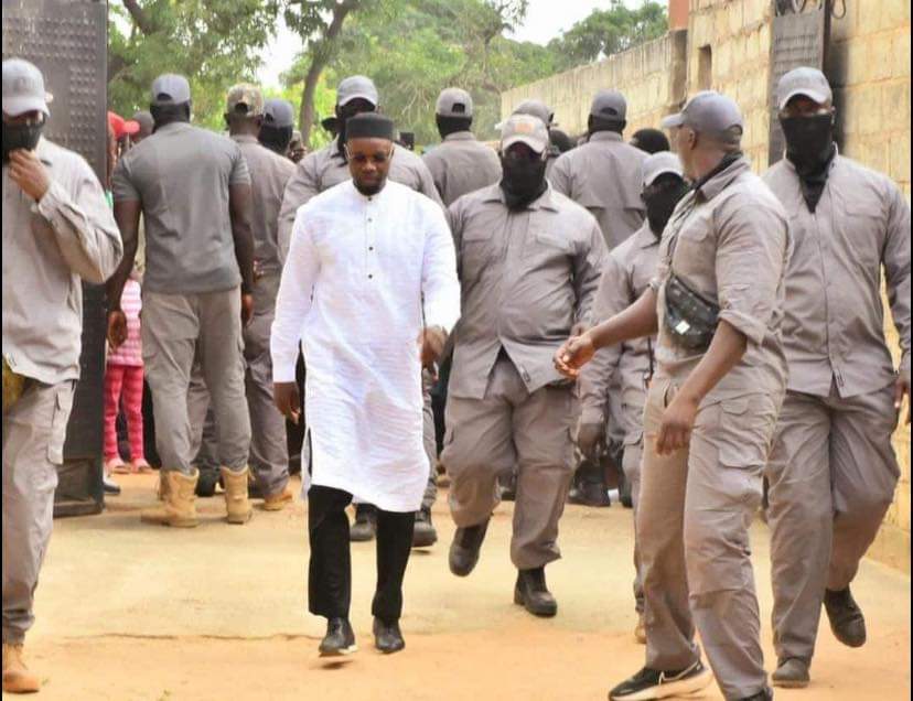 Arrestation des membres de la sécurité du leader de Pastef: La première réaction de Ousmane Sonko. " Cette énième forfaiture ne passera pas " .