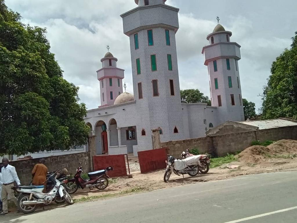 Kédougou / Saraya : Ousmane Sylla, DG de DDD, débloque 2 millions pour l’achèvement des travaux de la mosquée de Diakhaba.