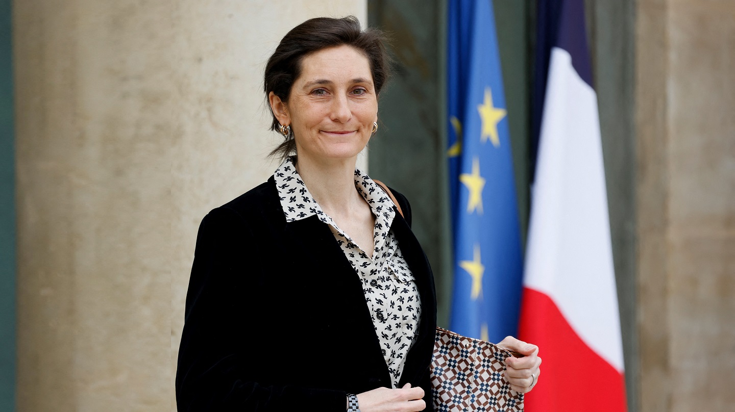 France: la nouvelle ministre de l'éducation huée devant l'ex école publique de son fils