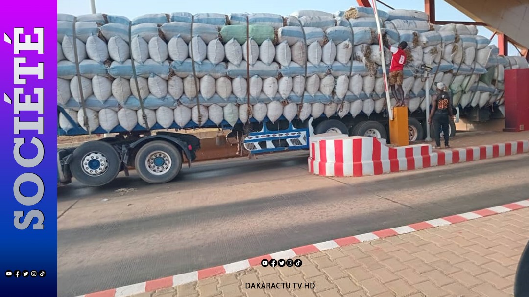 Autoroute à péage / Mbour : Un camion transportant du foin bloqué sur une voie de péage à Malicounda