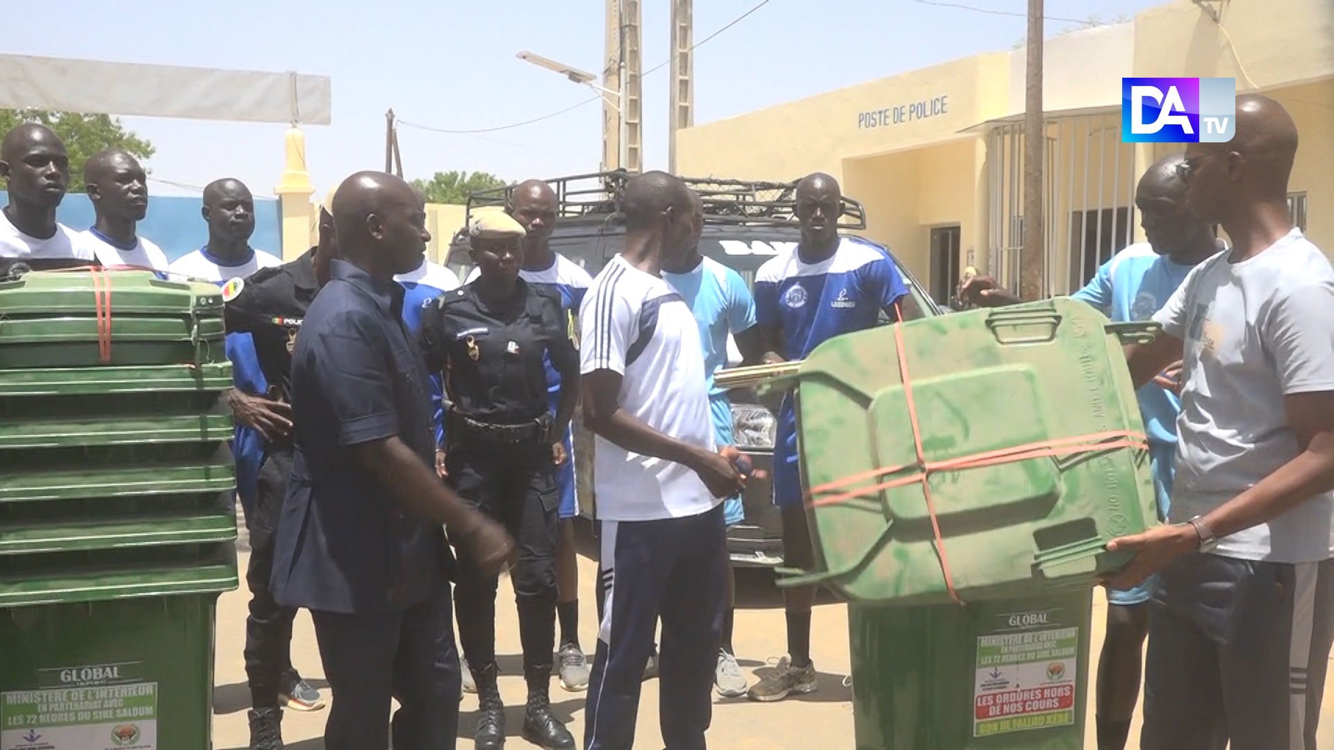 Kaolack / Images : Fallou Kébé offre un lot de 50 bacs à ordures à l’école de police 