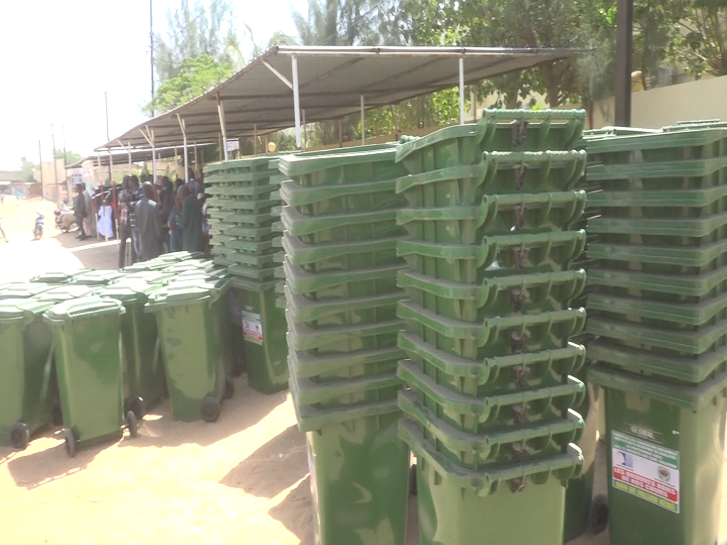 Kaolack / Images : Fallou Kébé offre un lot de 50 bacs à ordures à l’école de police 