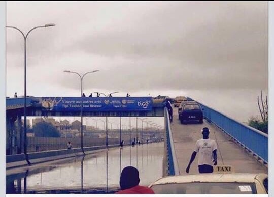 Une photo qui montre bien qu’il n’y avait pas seulement que des Taxis sur la passerelle piétonne