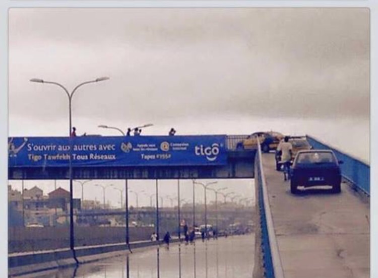 Une photo qui montre bien qu’il n’y avait pas seulement que des Taxis sur la passerelle piétonne