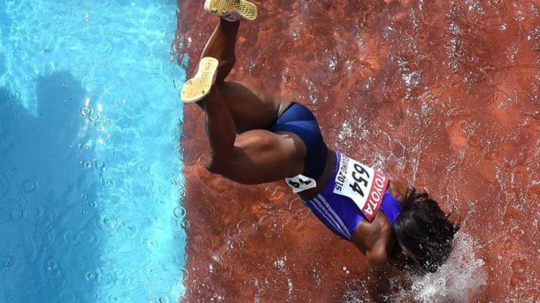 La grosse chute d’une athlète dans la fosse remplie d’eau aux Mondiaux d’Athlétisme !