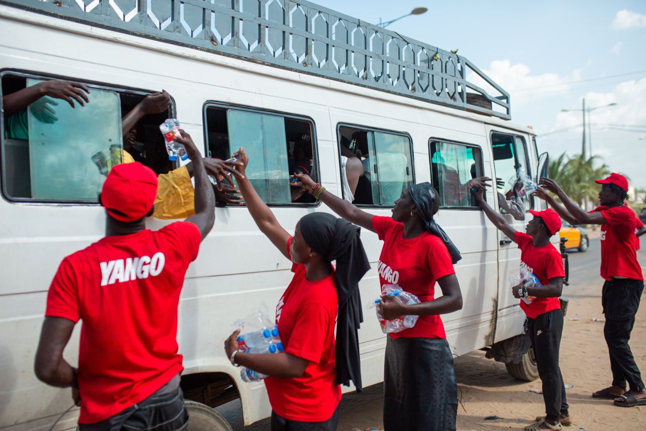 Yango, solidaire de la communauté mouride au Magal de Touba en distribuant des milliers de bouteilles d’eau aux fidèles