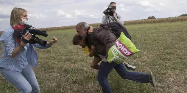 Migrants : Le réfugié frappé par une journaliste hongroise bientôt entraîneur de foot en Espagne