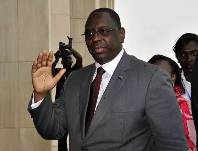 OUAGADOUGOU : Le président Macky Sall accueilli à l'aéroport par Diendéré