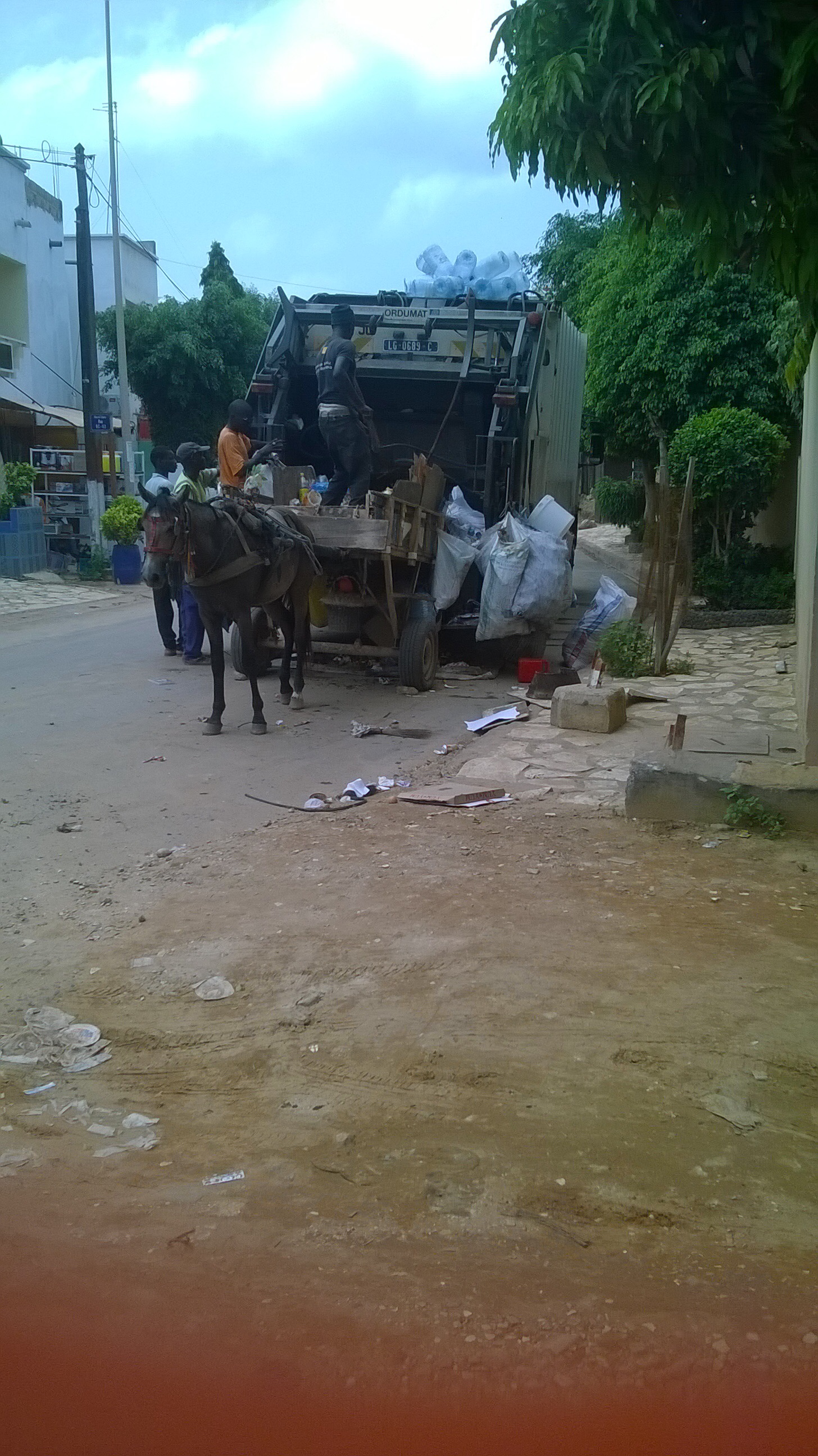 Des éboueurs pollueurs et corrompus.