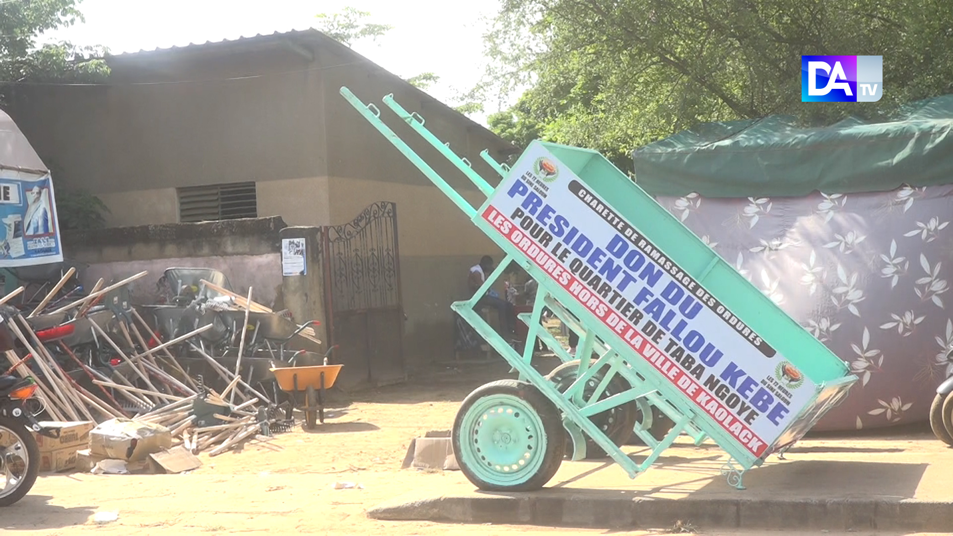 Kaolack : Fallou Kébé lance son projet de ramassage d’ordures et offre deux charrettes à son quartier Taba Ngoye