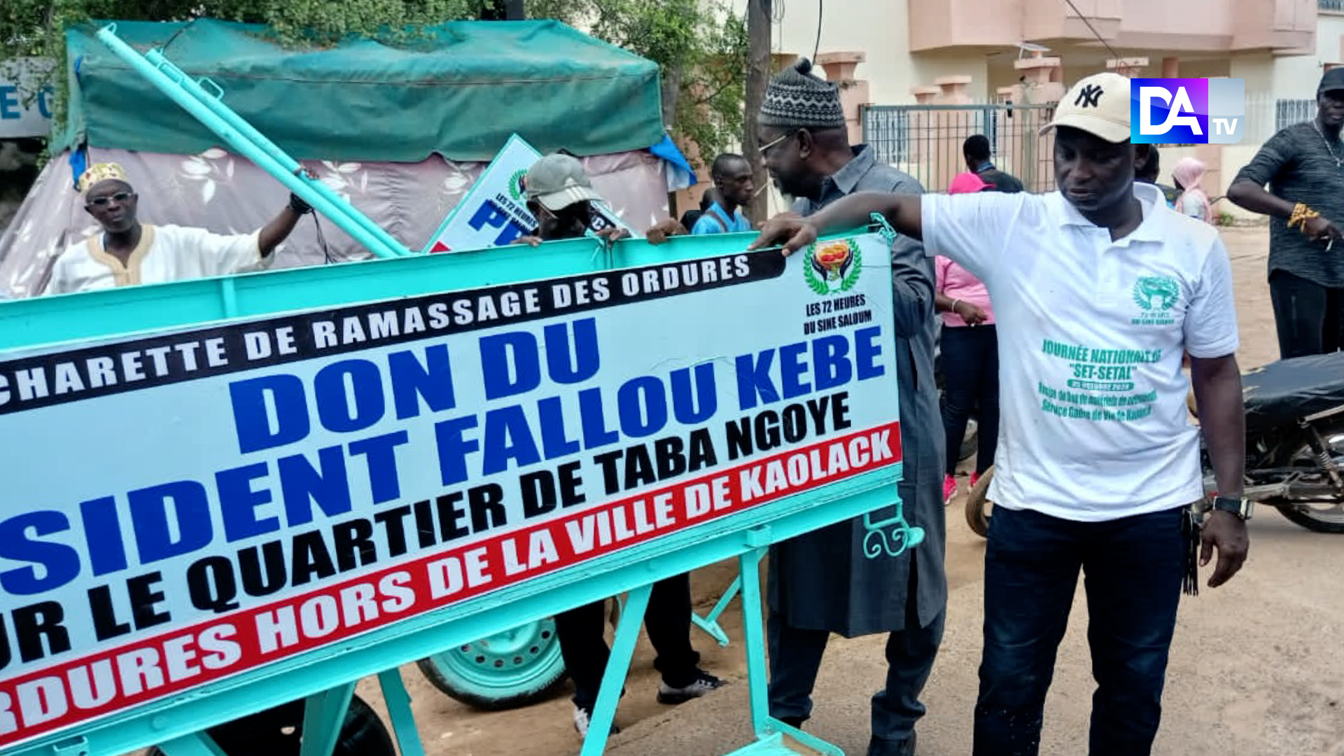 Kaolack : Fallou Kébé lance son projet de ramassage d’ordures et offre deux charrettes à son quartier Taba Ngoye