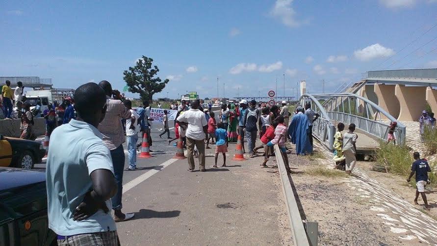 Retard sur la réparation de la passerelle : les populations de Rufisque manifestent et barrent l'autoroute à péage (IMAGES)