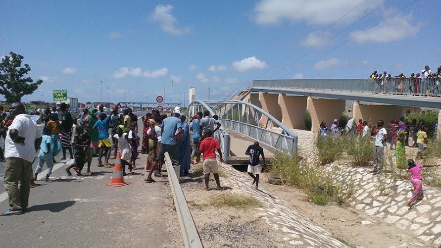 Retard sur la réparation de la passerelle : les populations de Rufisque manifestent et barrent l'autoroute à péage (IMAGES)