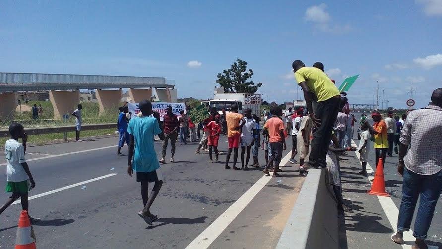 Retard sur la réparation de la passerelle : les populations de Rufisque manifestent et barrent l'autoroute à péage (IMAGES)