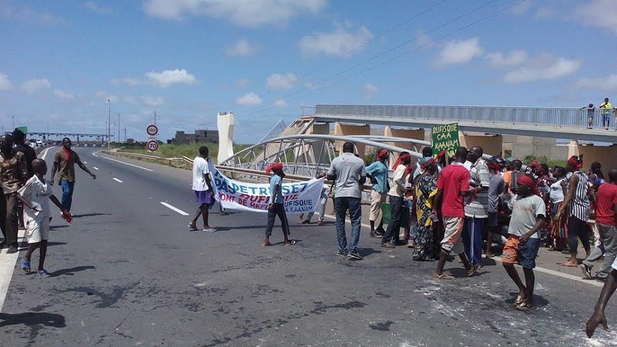 Retard sur la réparation de la passerelle : les populations de Rufisque manifestent et barrent l'autoroute à péage (IMAGES)