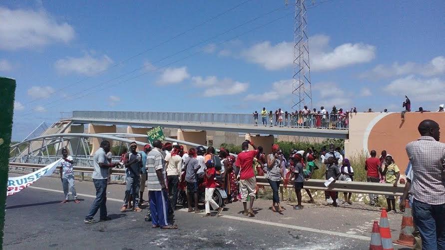 Retard sur la réparation de la passerelle : les populations de Rufisque manifestent et barrent l'autoroute à péage (IMAGES)