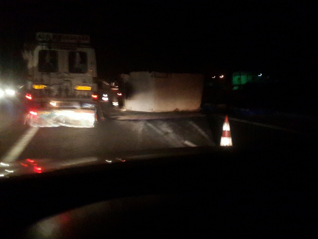 IMAGES : Un camion s'est renversé sur l'autoroute à péage