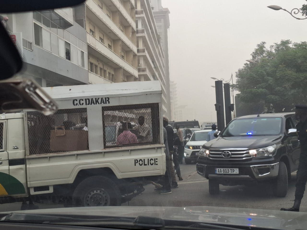 Urgent: le véhicule de Barthélémy Dias bloqué au niveau de la place de l'indépendance par des éléments de la police