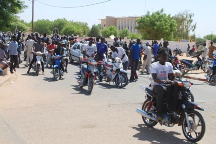 Kaolack / Grogne des conducteurs de moto taxi : Des pneus brûlés et des pancartes contenant des photos du leader Sonko détruites